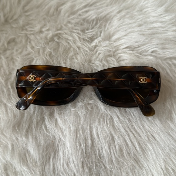 CHANEL Brown Tortoiseshell Havana Quilted Gold CC Square Tint Sunglasses - Picture 4 of 9